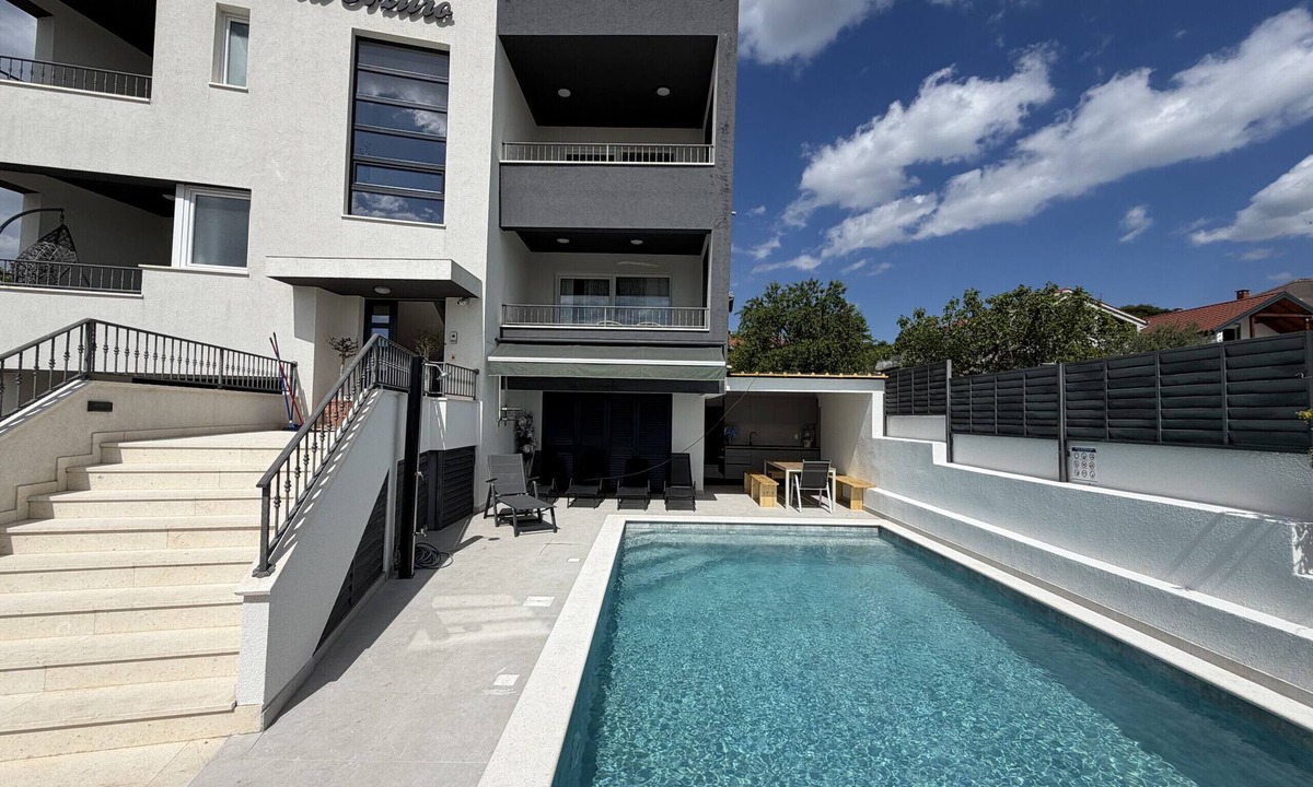Sveti Filip i Jakov Villa | Villa Azzuro with roof terrace and pool