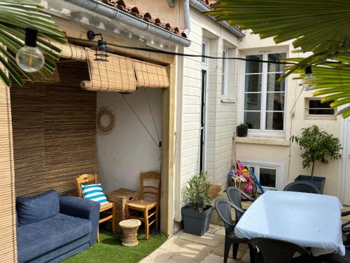Les Sables d'Olonne House | Villa Bain de mer - 8-10pers - le charme à 50m de la plage avec cour privée