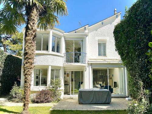 La Baule-Escoublac House | Villa Bauloise 5 pièces, 8 couchages, proche marché, plage, jardin, parking, BBQ - FR-1-245-131
