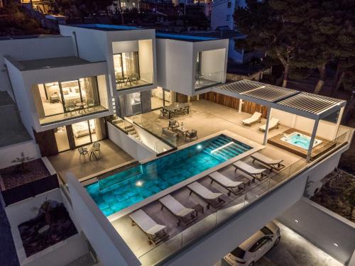 Duce Villa | Villa Bava with 4 En-suite Bedrooms, Heated 33 sqm Pool