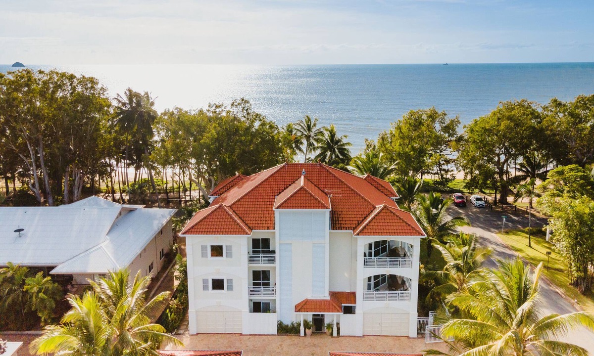 Clifton Beach Apartment | Villa Beach Palm Cove