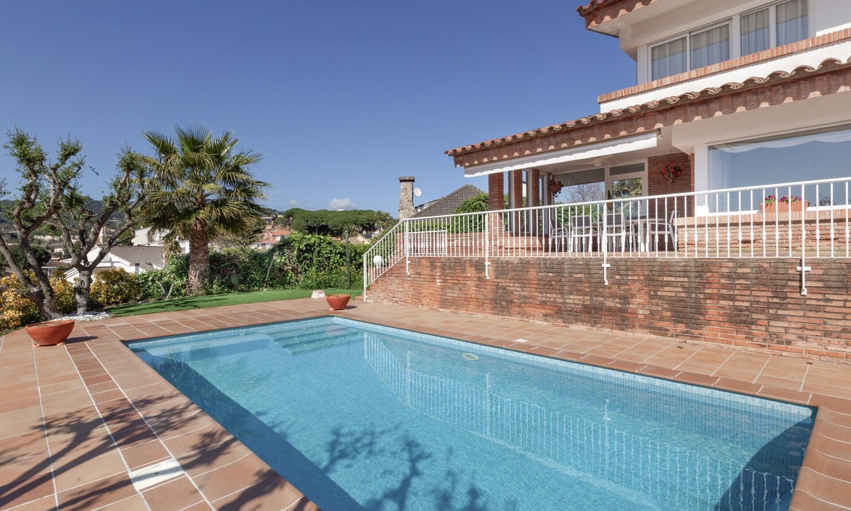 Canet de Mar Villa | Villa 'Berganti' with Private Pool, Wi-Fi, and Air Conditioning