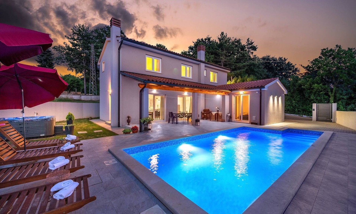 Kujici Villa | Villa Blaise with Pool, 4 Bedrooms with 4 Private Bathrooms, Hot Tub