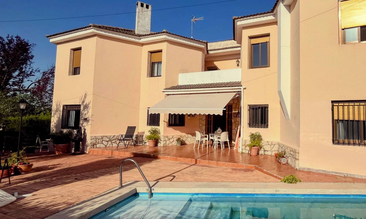 Requena Villa | Villa Bobal - Exclusive getaway with pool, BBQ, wine and nature