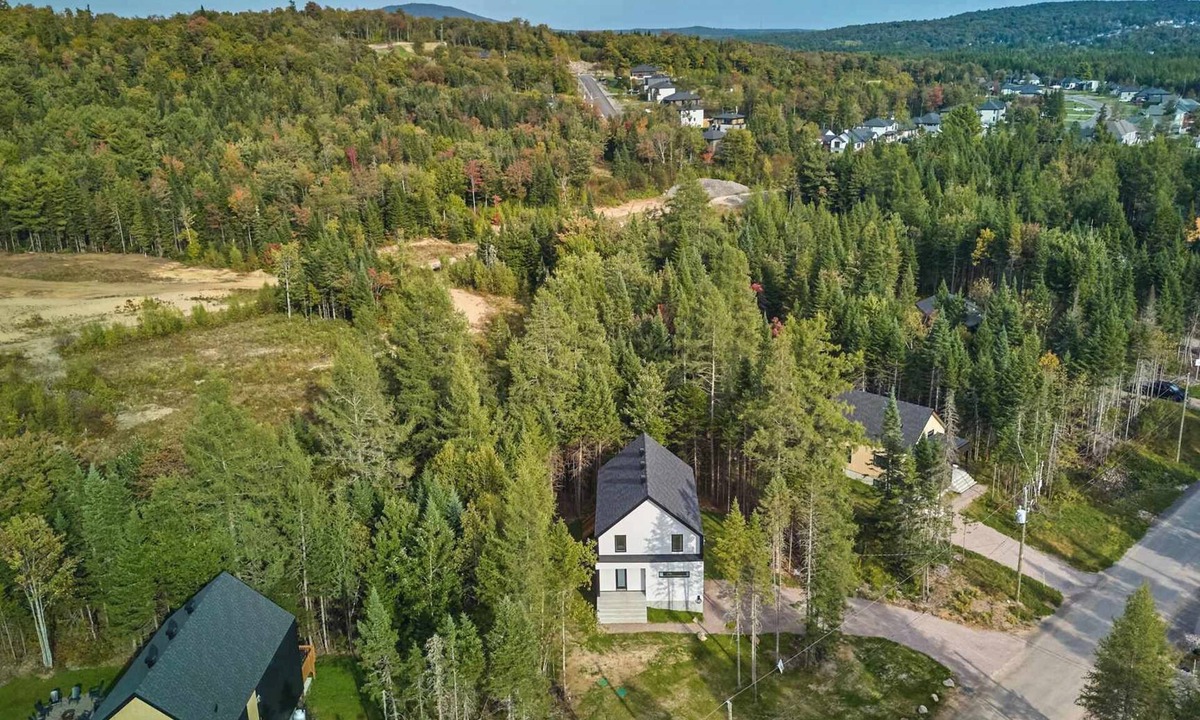 Shannon Ski Chalet | Villa Boréale | Private Spa, Pool & Foosball