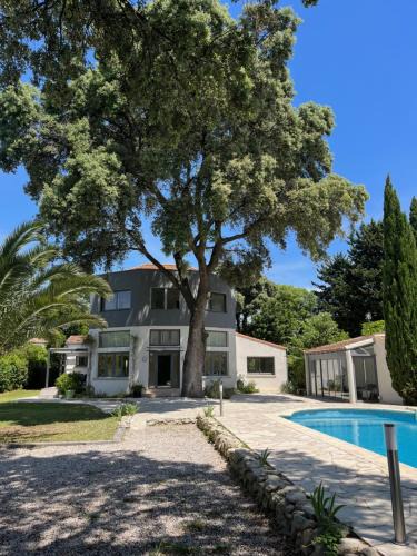 Castries Villa | Villa bourgeoise avec piscine et salle de sport