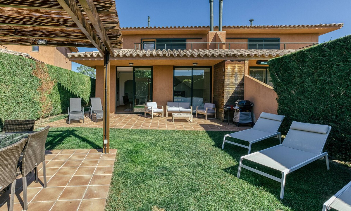 Navata Villa | Villa Brenda Torremirona Resort with Shared Pool, Garden, Terraces, BBQ & Wi-Fi