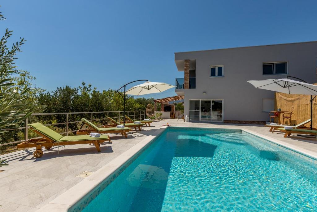 Kastel Kambelovac Villa | Villa Bučije private pool save 15 percent on Split-villas com