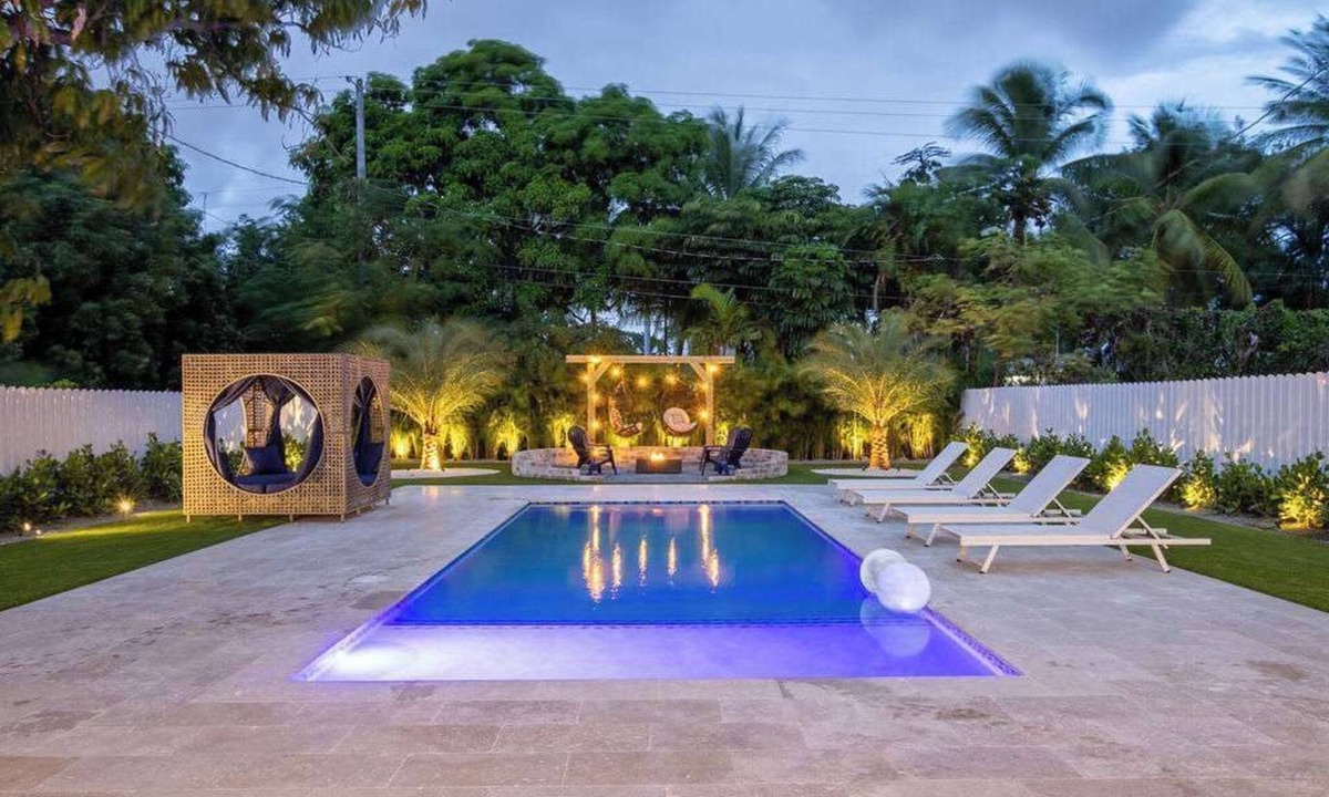 Highland Garden House | Villa Caicos | Outdoor Kitchen | Fire Pit | Pool