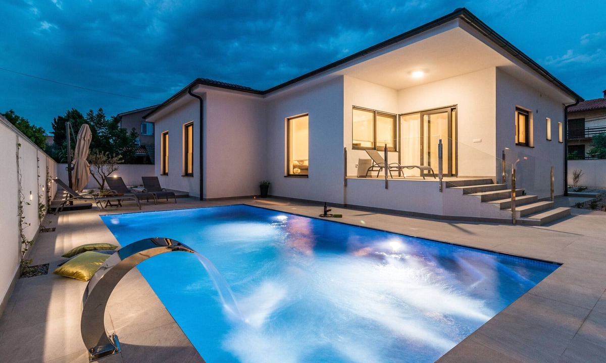 Skatari Villa | Villa Casa L for 10 people near Pula with heated salt - water pool and pet friendly
