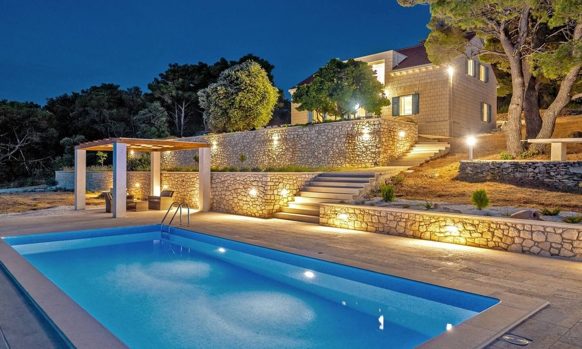 Pucisca Villa | Villa Castello di Pietra Brac with Heated Pool