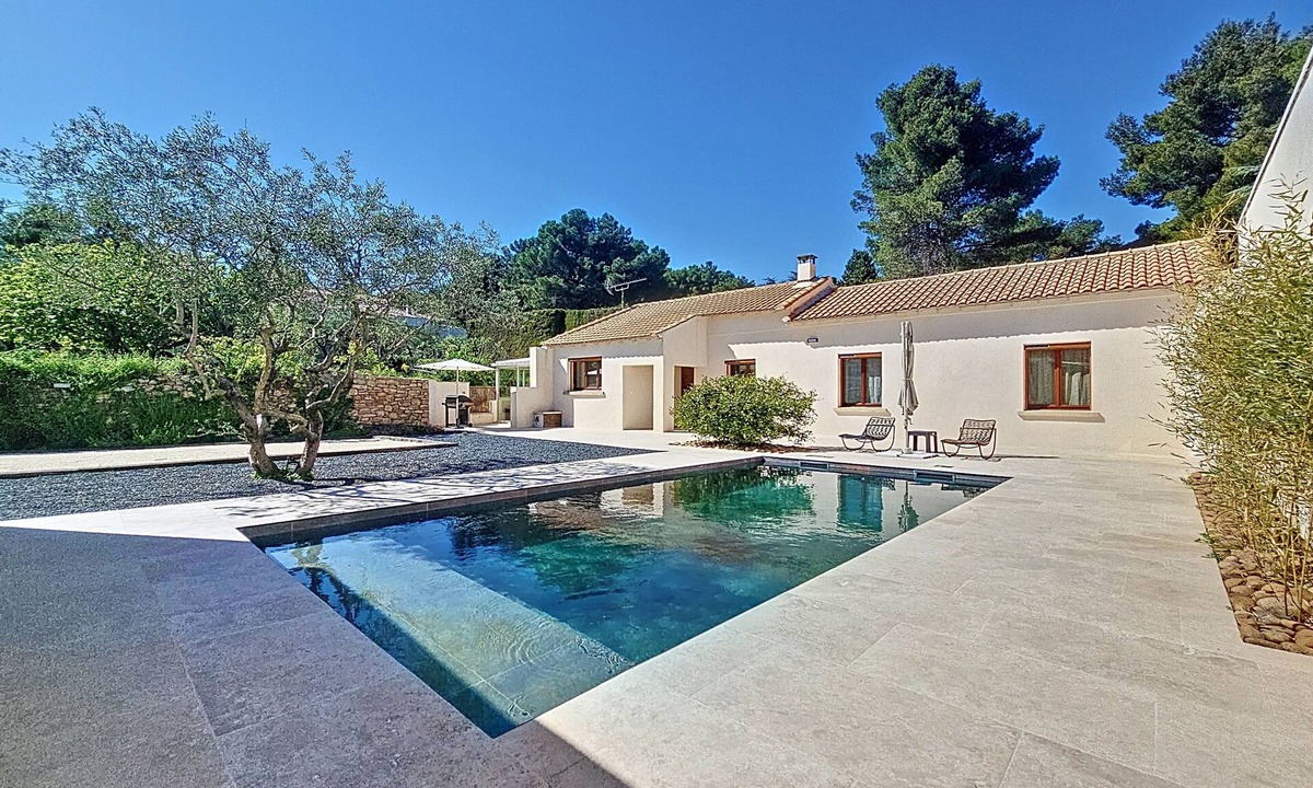 Villeneuve-les-Avignon Villa | Villa Charlotte quiet Air-conditioned near Avignon heated swimming pool* Petanque