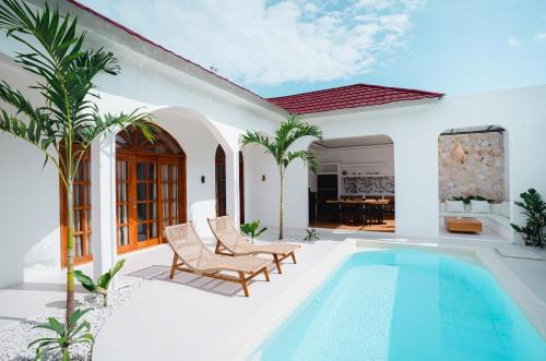 Praya Barat Villa | Villa Charlotte Lancing