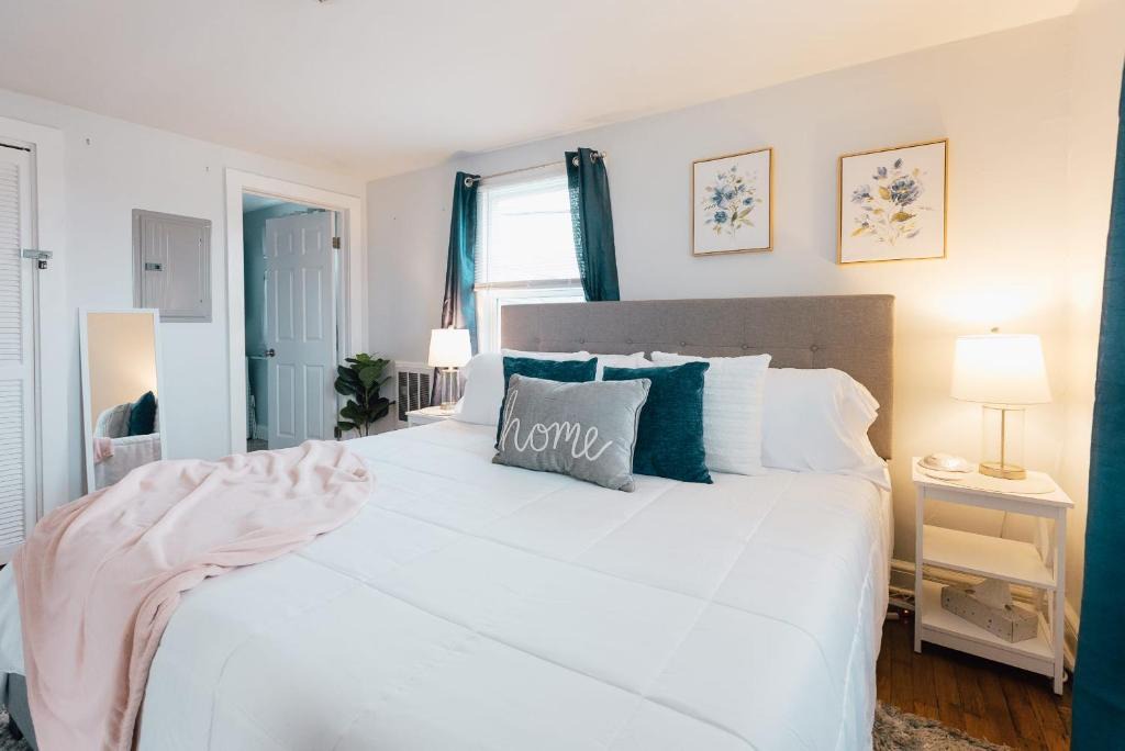 Bristol Apartment | Villa Chic near Downtown Bristol King Bed