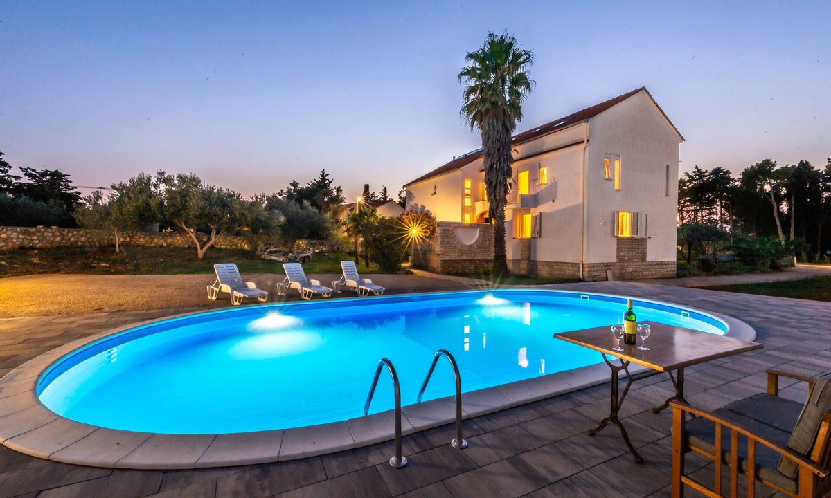 Zrce Villa | Villa Christina for up to 22 people - with pool, max. capacity 30 people
