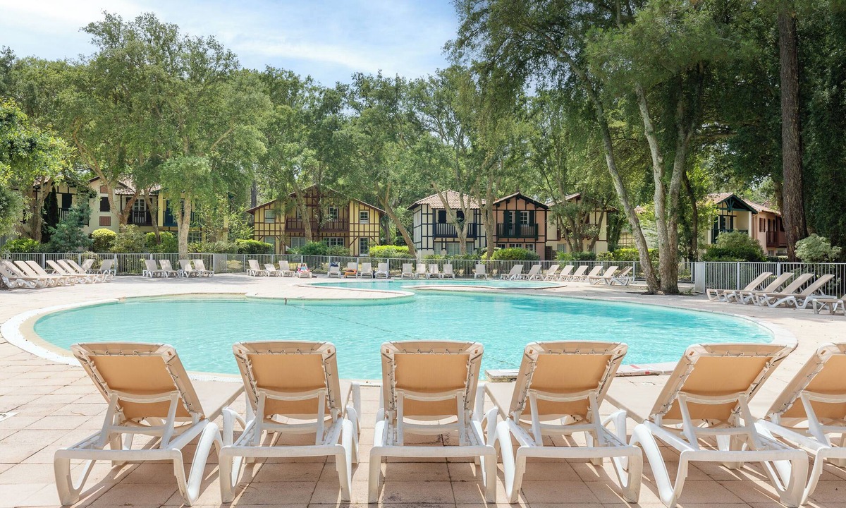 Moliets-et-Maa Villa | Villa 'Christine' with Shared Pool, Shared Garden, and Balcony