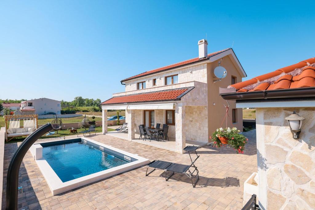 Privlaka Villa | Villa Cicibella with heated pool 150 meters from the beach - by TA Leut Agency