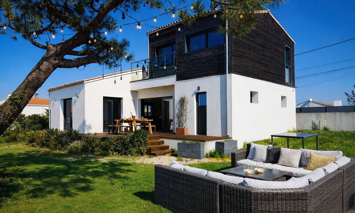 Chateau-d'Olonne Villa | Villa Colette - Bay of Cayola - 9 guests