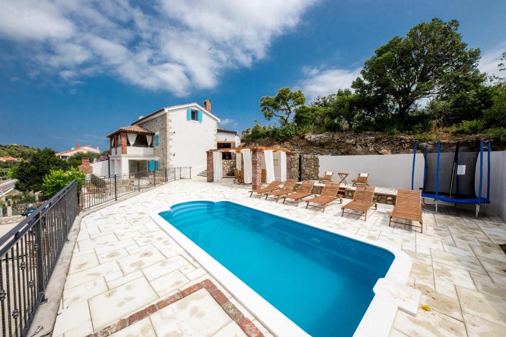 Mundanije Villa | Villa Copun with heated pool