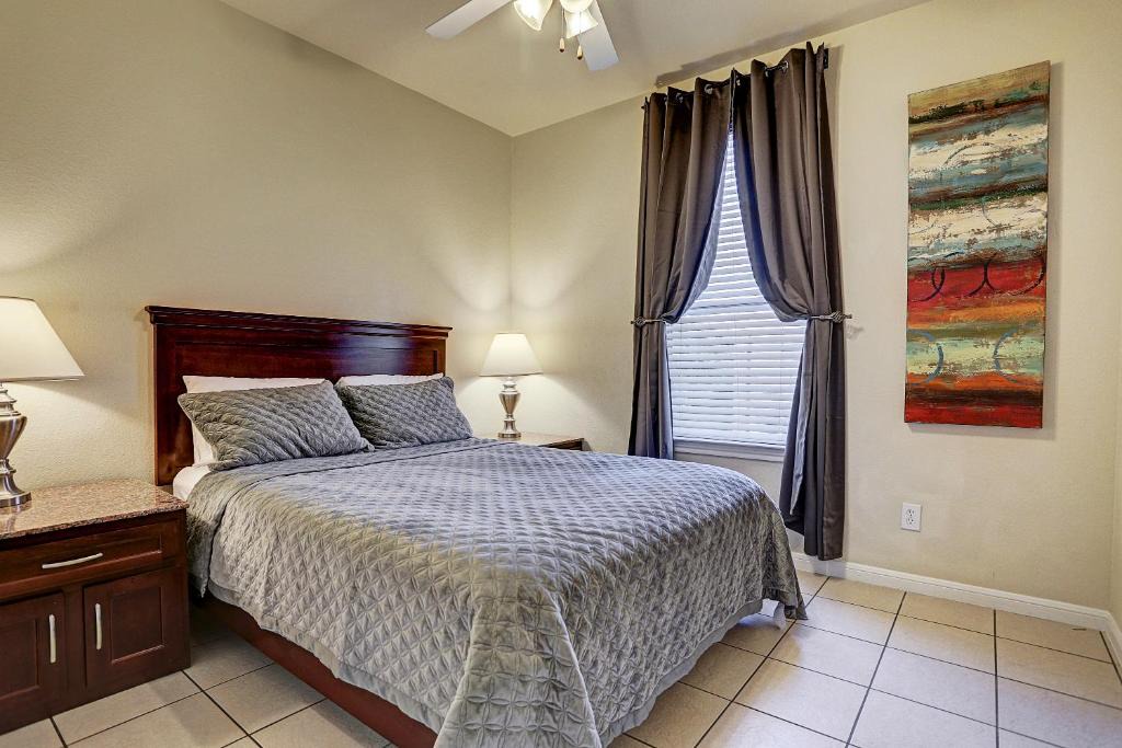 Chinatown Apartment | Villa Corporate 2 bedroom Suite Furnished Condo
