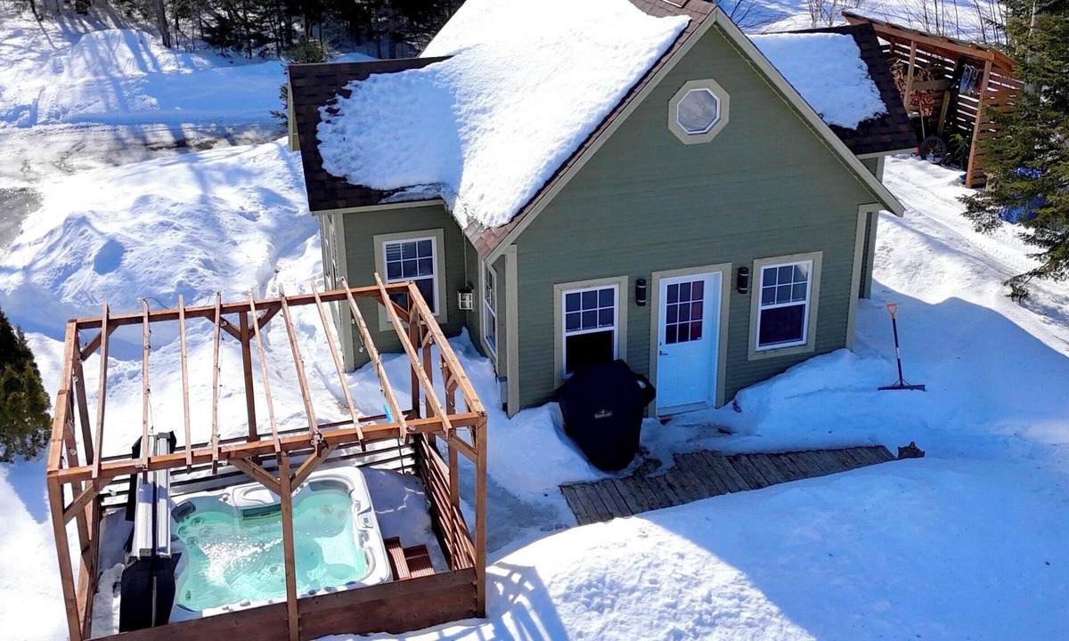 Saint-Simon Ski Chalet | Villa De L'Épervier, Watherfront. Between sea and mountains. Private Hot tube.