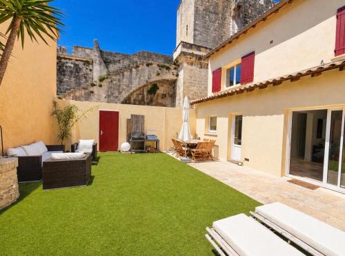 Aigues-Mortes Medieval City Villa | Villa d'Exception avec Jardin face au rempart sud
