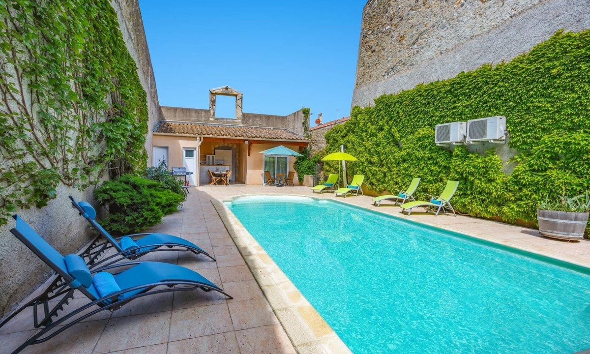 Pouzolles Villa | Villa De La Cloche by Villa Plus
