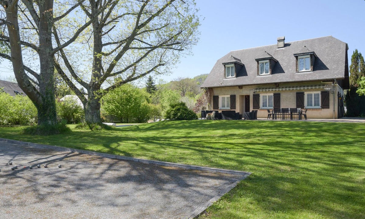 Lagarde House | Villa 'De La Douloustre' with Mountain View, Wi-Fi and Air Conditioning