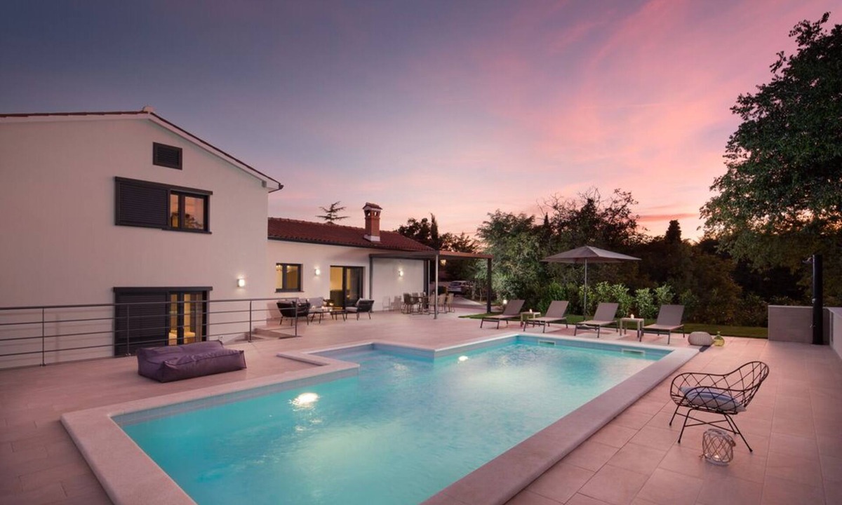 Vinez Villa | Villa del Sol is luxury villa with pool in greenery