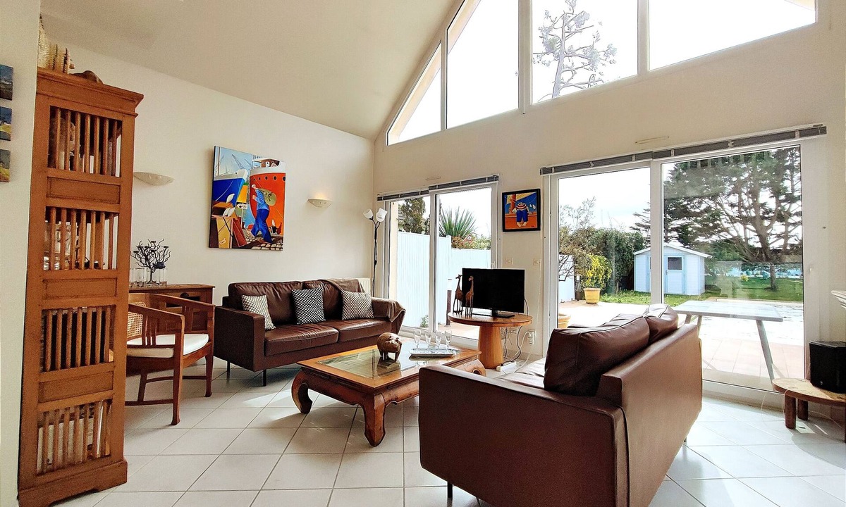 Ouistreham Villa | VILLA DES ARTS, Beautiful seaside vacation home with private pool