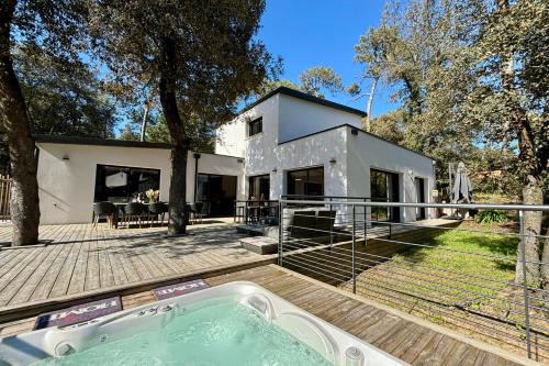 Bretignolles-sur-Mer Villa | Villa des Dunes Spa 600m to Beach Accessible Sleeps 8 Brétignolles