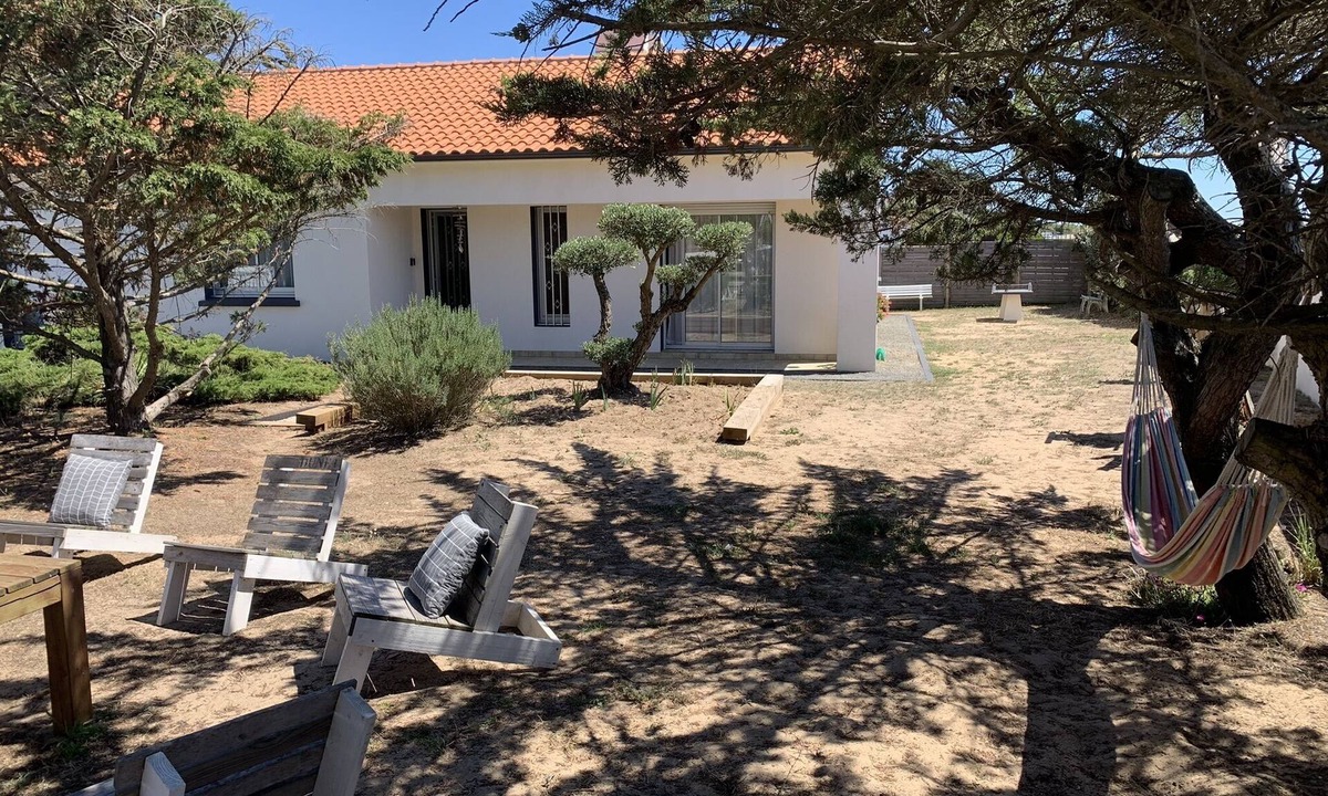 Bretignolles-sur-Mer Villa | Villa Des Dunes, feet in the water!