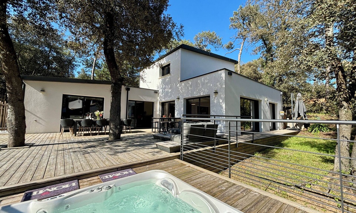 Bretignolles-sur-Mer Villa | Villa des Dunes: Spa, 600m to Beach, Accessible, Sleeps 8, Brétignolles