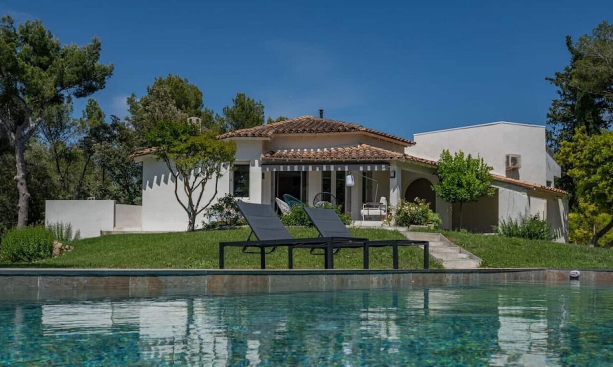 Castelnau-le-Lez Villa | Villa des Oiseaux - Family home with beautiful garden and pool