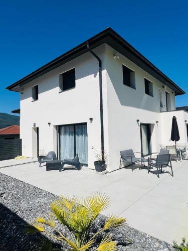 Seyssel Villa | Villa design avec jardin et espaces lumineux