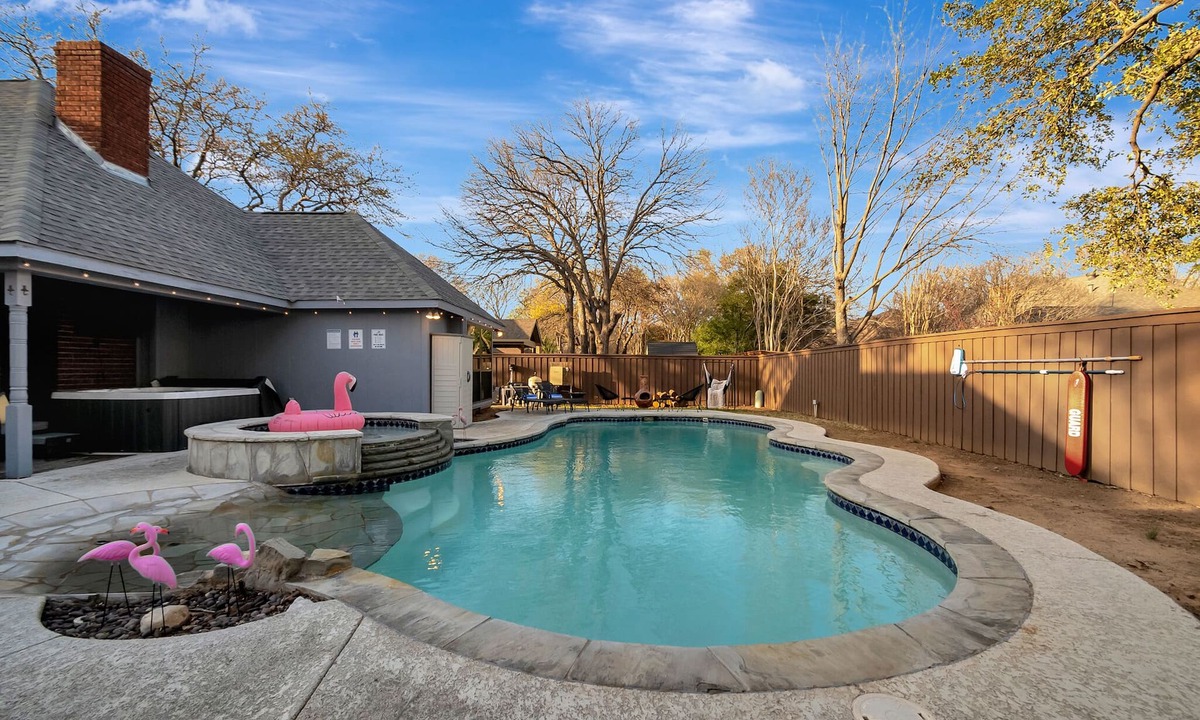North Richland Hills House | Villa D’Oro, Saltwater Pool, Arcade, Foosball & Walking Trail
