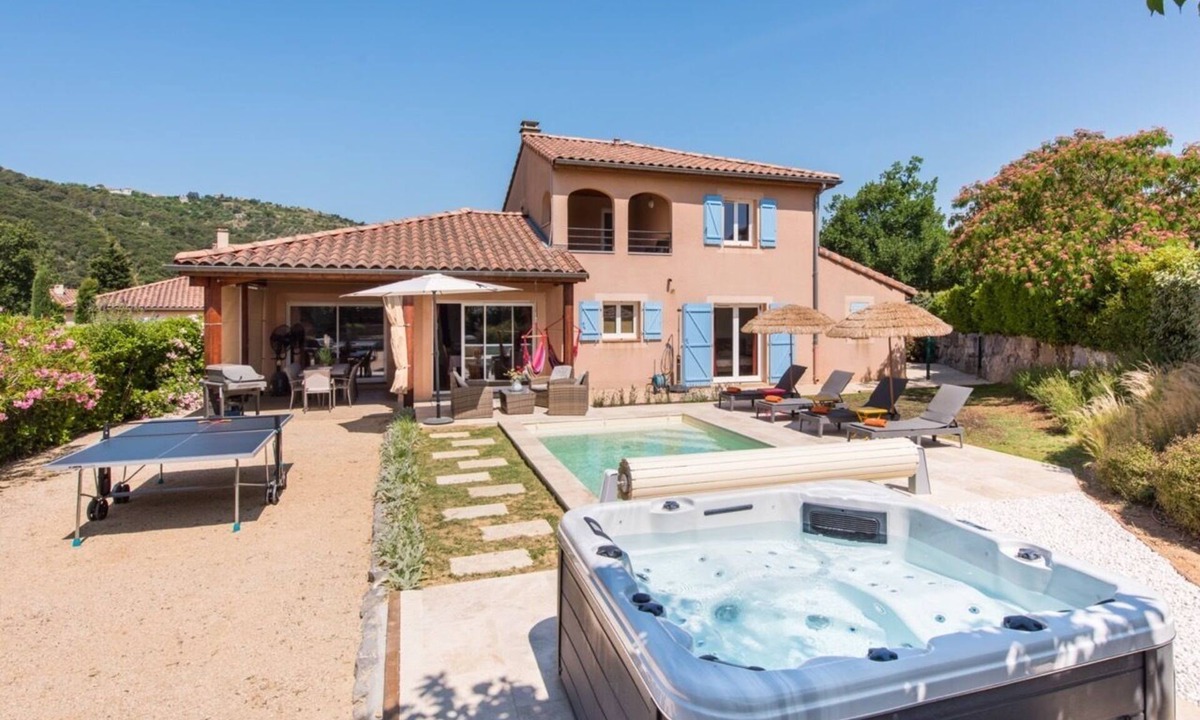 Vallon-Pont-d'Arc Villa | Villa du Soleil for 10 people