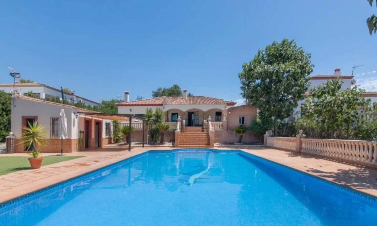 Cantillana Ski Chalet | Villa Durán Esteban. Relax and unwind in this quiet and elegant villa.