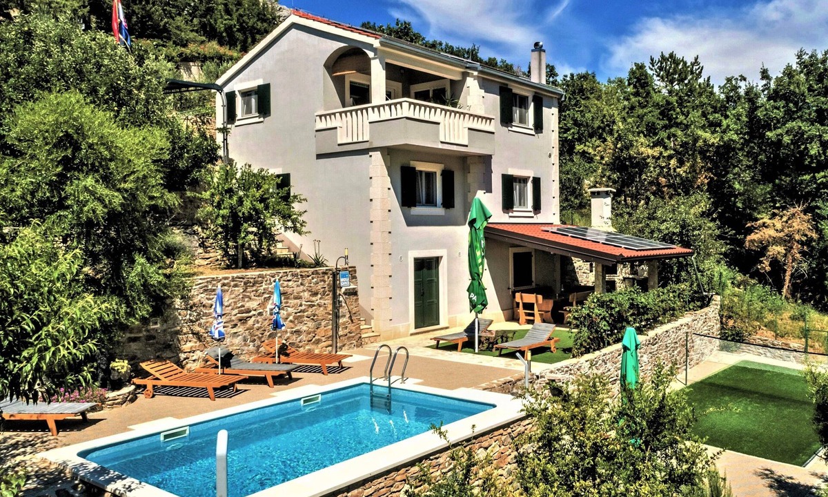 Svinisce Villa | Villa Eagle, isolated piece of your own paradise, heated pool, badminton court
