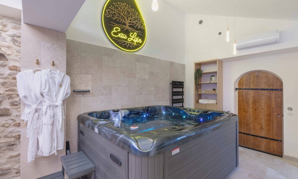 Ver-sur-Launette Villa | Villa EAU LOIN with private spa and games room