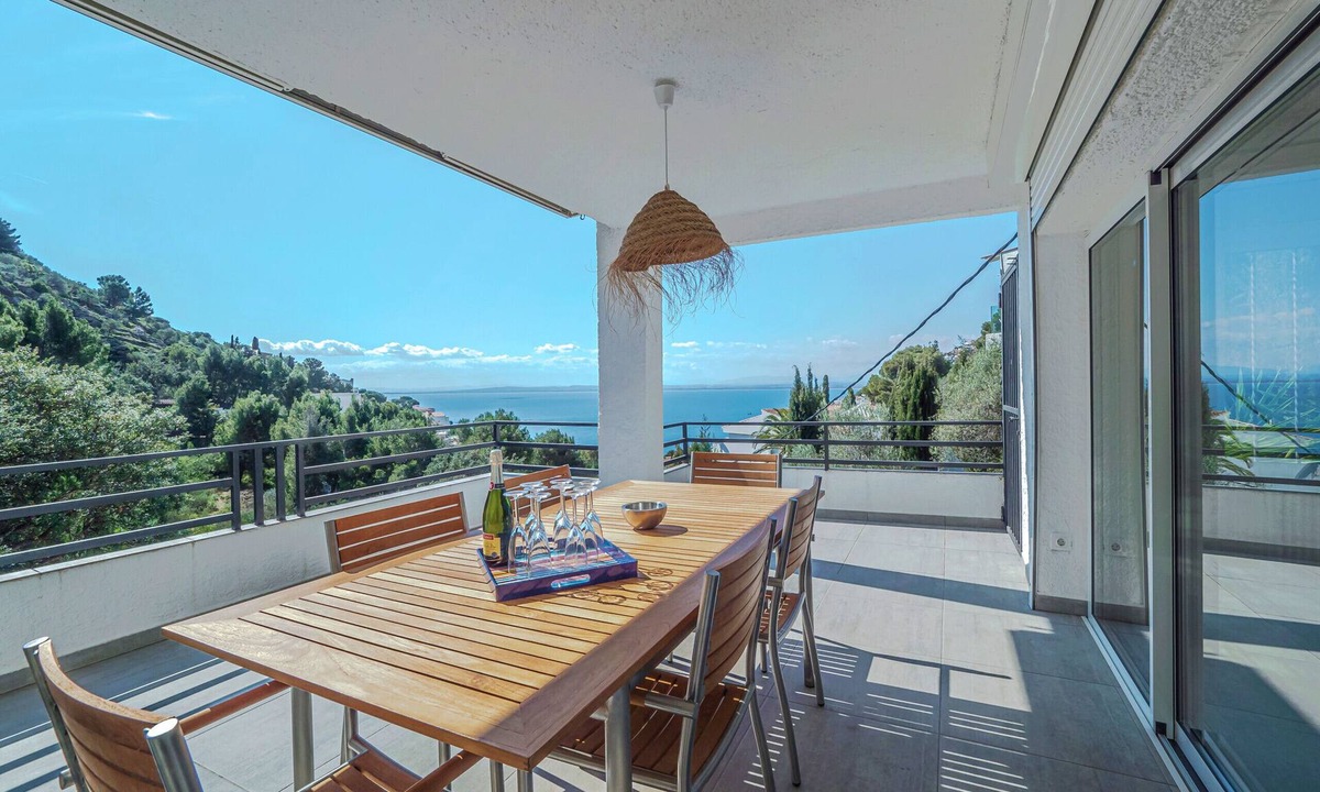 Almadraba-Canyelles Ski Chalet | VILLA ESMERALDA Canyelles