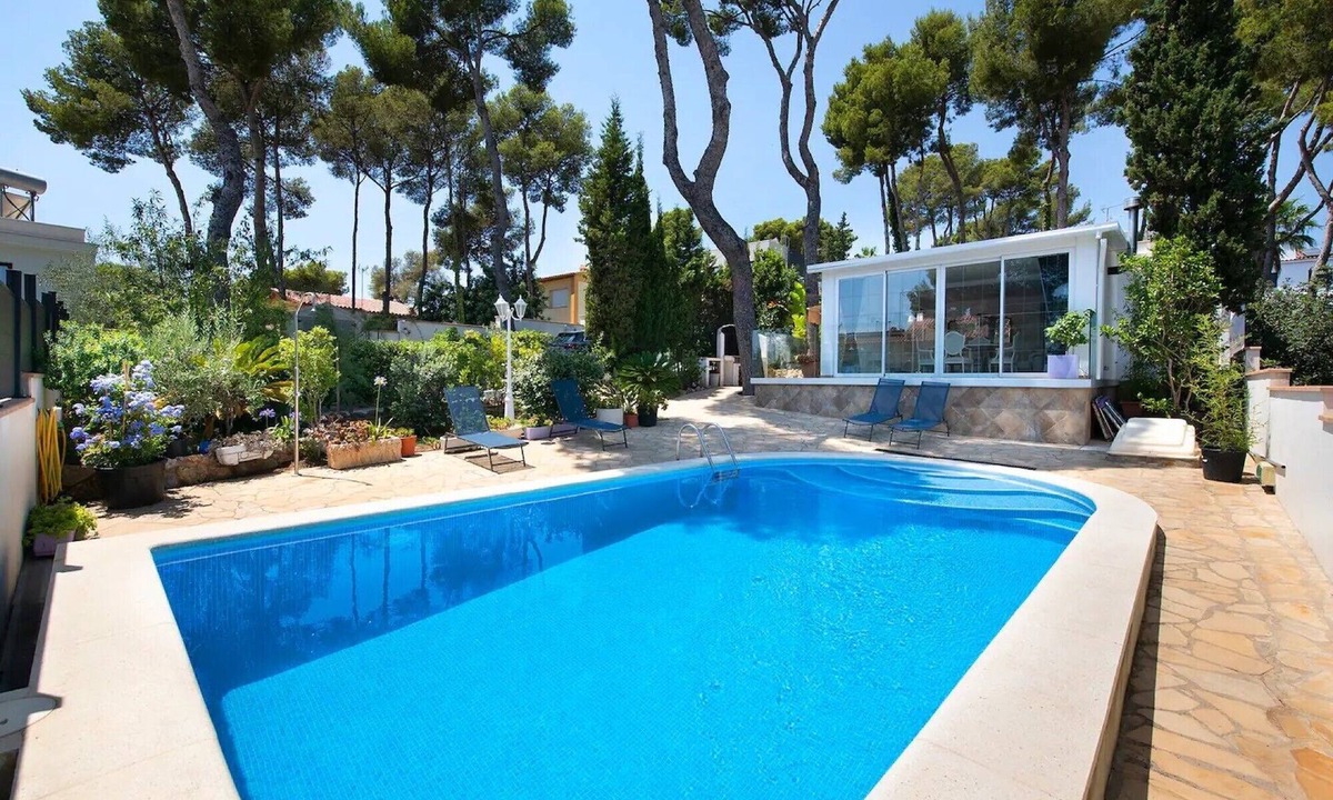 Castelldefels House | Villa 'Ethel' with Mountain View, Wi-Fi and Air Conditioning