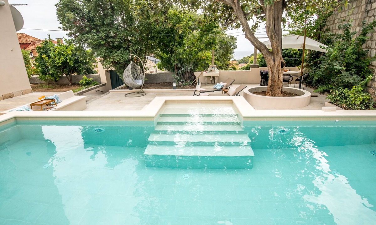Pile Villa | Villa Flores Garden