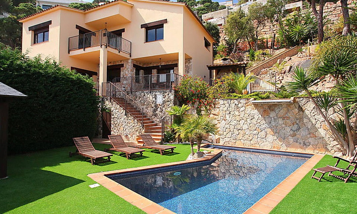 Lloret Town Center Cottage | Villa for 8 pers. with private pool in Lloret de Mar