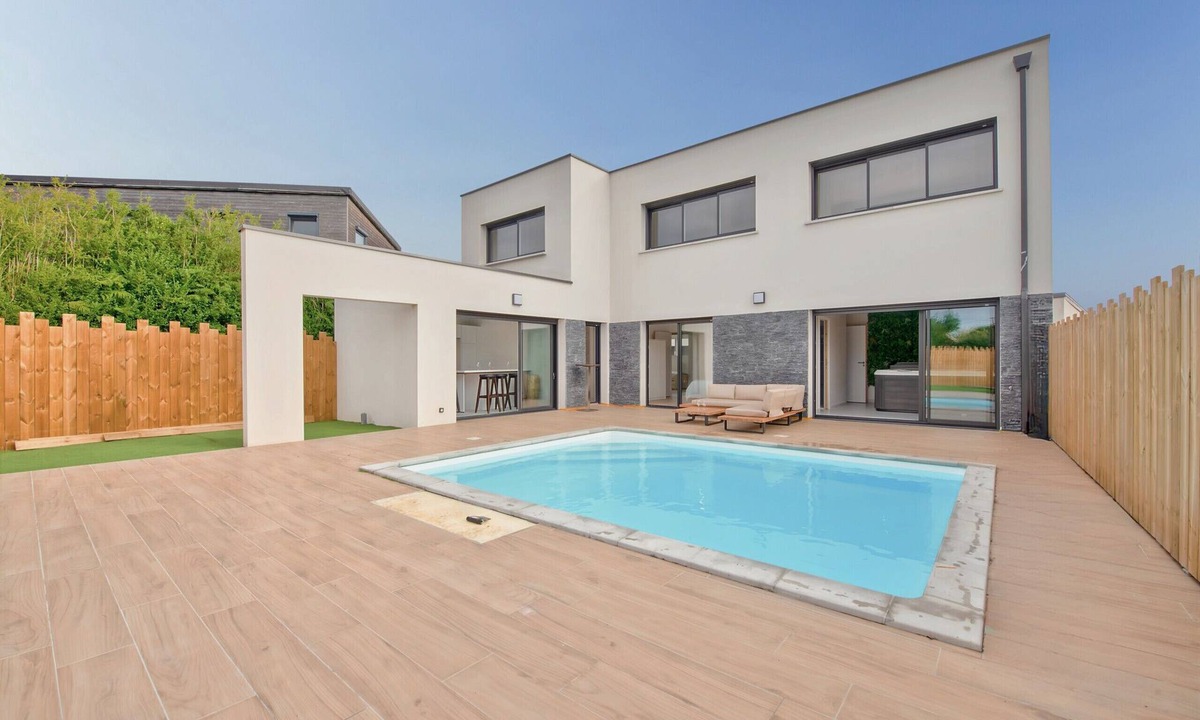Plouguerneau House | Villa for 9 - Heated Pool - Jacuzzi - petanque