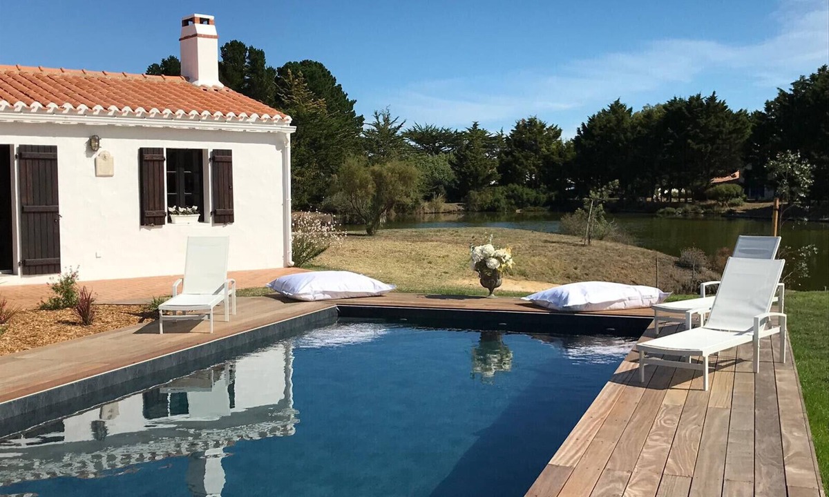 Noirmoutier-en-l'Ile Ski Chalet | Villa for 10 with swimming pool and garden
