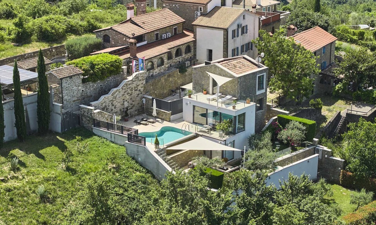 Buje Villa | Villa Fortezza - pool, sauna, Jacuzzi and countryside views by MyWaycation