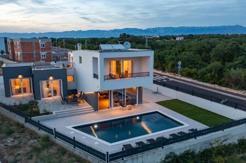 Lovinac Villa | Villa Fortunata Countryside Escape with Pool