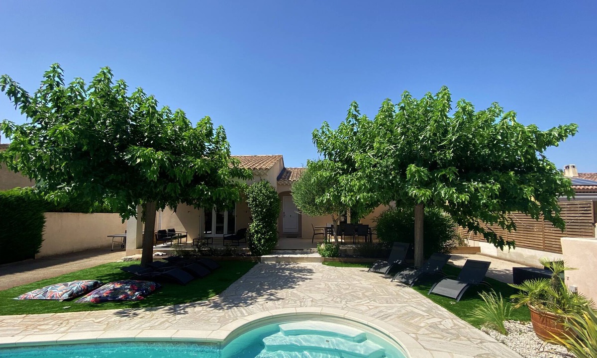 Entraigues-sur-la-Sorgue Villa | Villa Monte Calvo, Haven of Peace with Pool