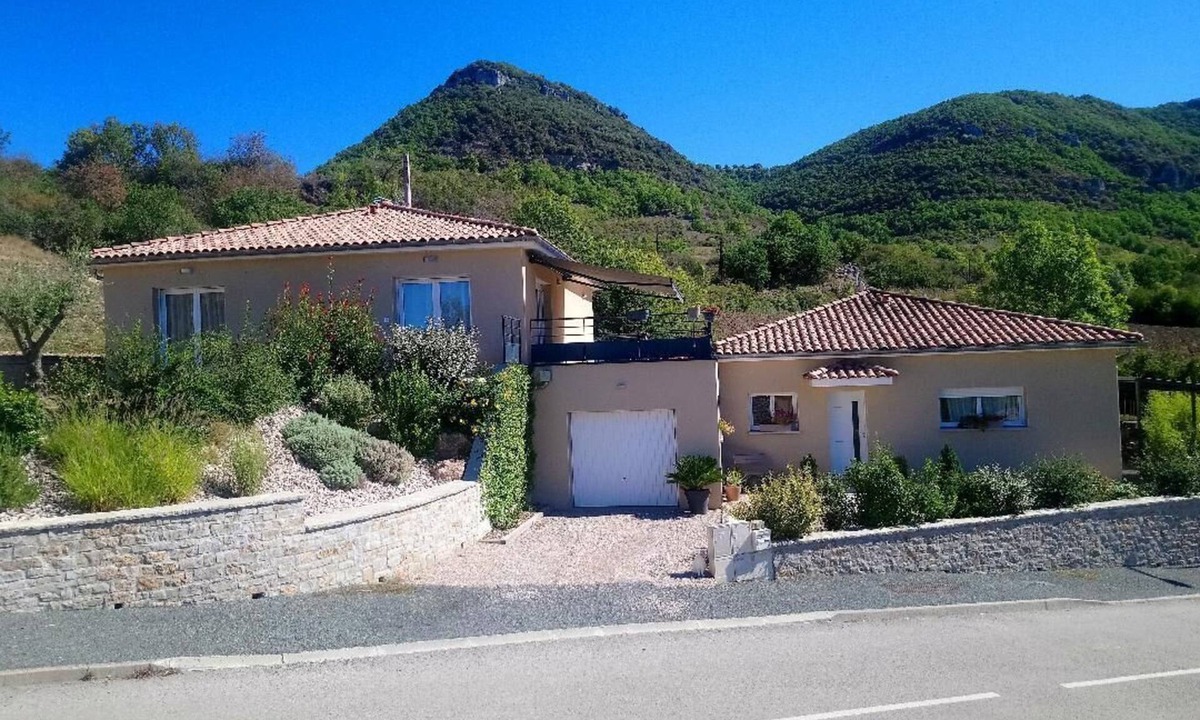 Saint-Georges-de-Luzencon House | Villa rental & Bed & Breakfast with mini spa pool
